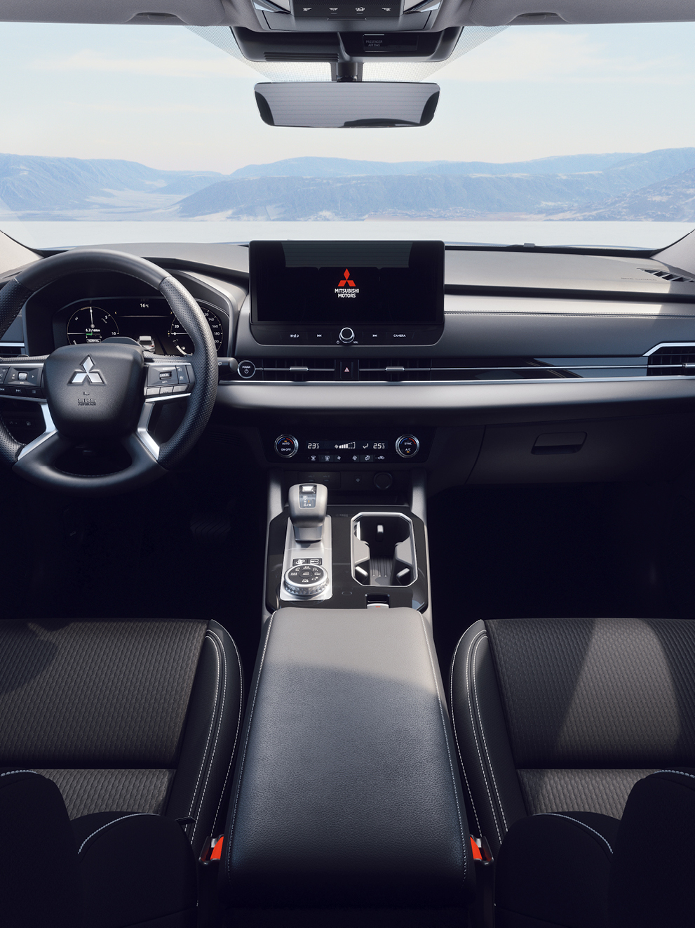 Mitsubishi Outlander Diamant Innenraum-Ansicht mit schwarzen Sitzen, digitalem Tacho und Infotainment-Display