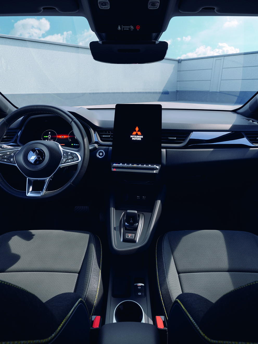 Mitsubishi Grandis Intro Edition Innenraum-Ansicht mit schwarzen Sitzen, digitalem Cockpit, großem Touchscreen-Display und modernem Lenkrad