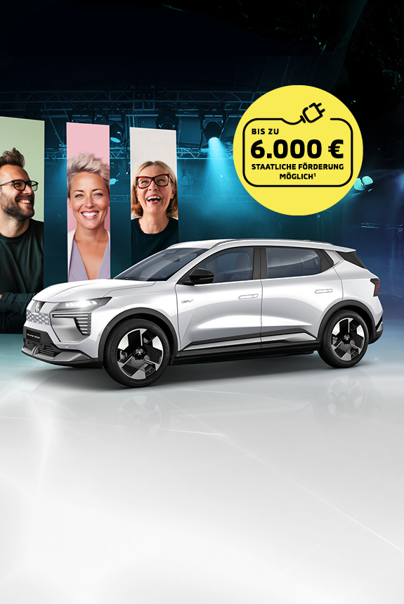 Mitsubishi Eclipse Cross in Weiß mit drei lächelnden Personen im Hintergrund vor blauem Bühnen-Setting