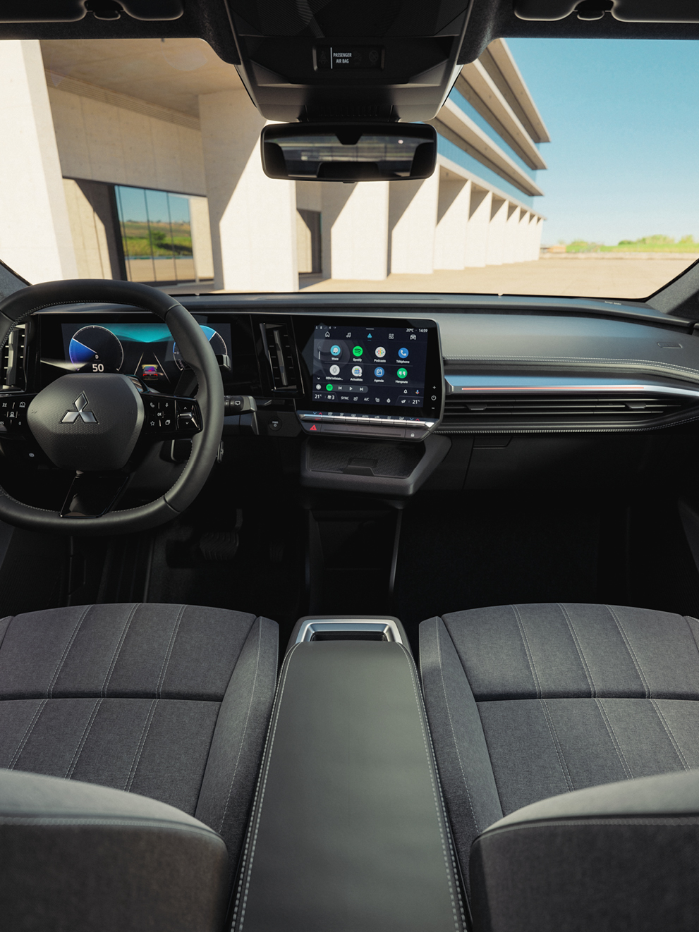 Modernes Cockpit des Mitsubishi Eclipse Cross mit schwarzen Sitzen, digitalem Tacho, zentralem Touchscreen-Infotainmentsystem