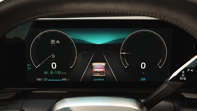 Digitales Tacho des Mitsubishi Eclipse Cross Diamant PLUS mit zwei runden Displays, Geschwindigkeitsanzeige, Drehzahlmesser und Fahrassistenz-Anzeige mit türkisfarbener Ambientebeleuchtung