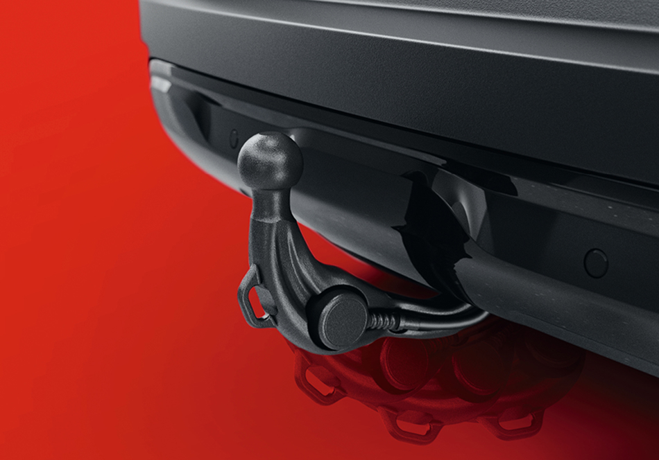 Schwenkbare Anhängerkupplung vor rotem Hintergrund ausgeklappt